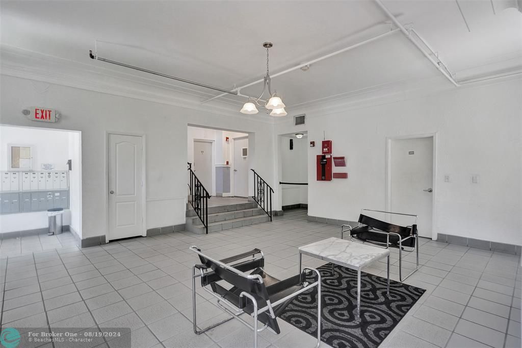 For Sale: $365,000 (1 beds, 1 baths, 782 Square Feet)