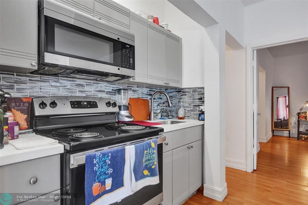 For Sale: $365,000 (1 beds, 1 baths, 782 Square Feet)