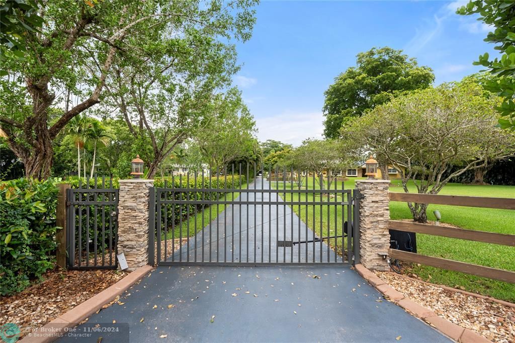 Recently Sold: $2,795,000 (4 beds, 2 baths, 2520 Square Feet)