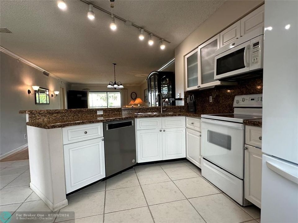 For Sale: $295,000 (2 beds, 2 baths, 1280 Square Feet)