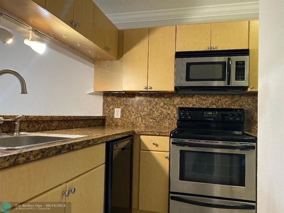 For Sale: $209,000 (1 beds, 1 baths, 816 Square Feet)