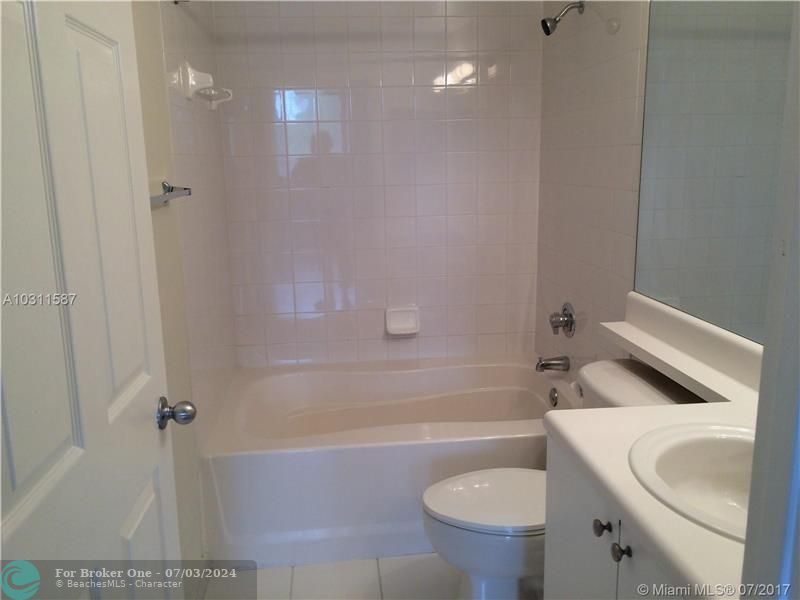 For Rent: $2,350 (2 beds, 2 baths, 977 Square Feet)