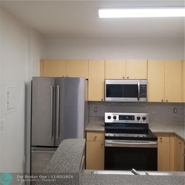 Active With Contract: $1,950 (1 beds, 1 baths, 726 Square Feet)