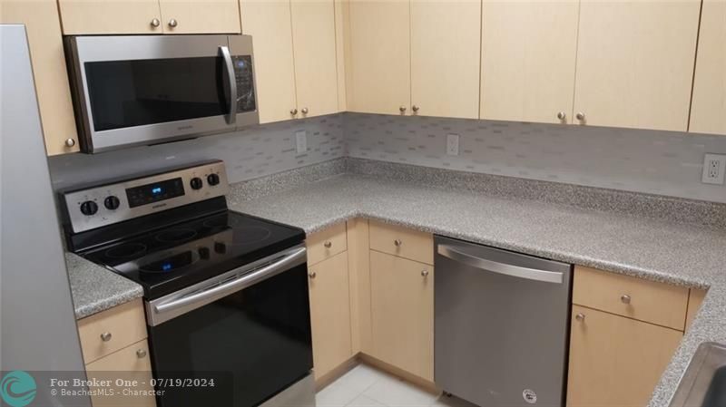 Active With Contract: $1,950 (1 beds, 1 baths, 726 Square Feet)