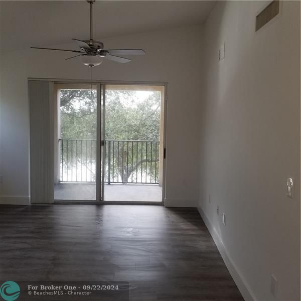 Active With Contract: $1,950 (1 beds, 1 baths, 726 Square Feet)