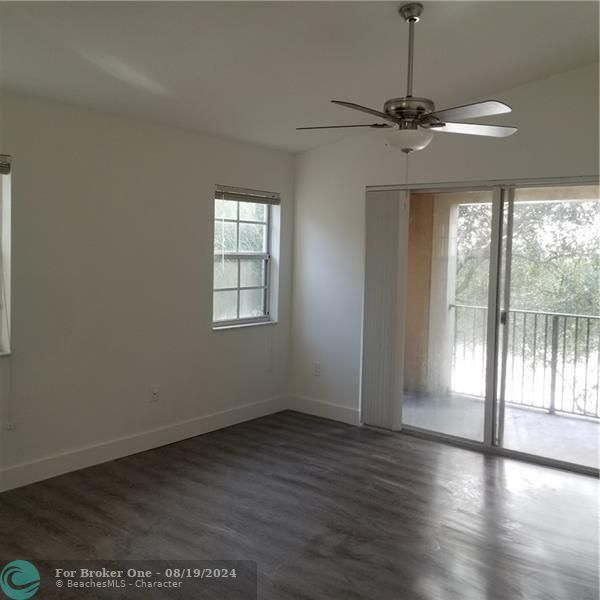 For Rent: $1,950 (1 beds, 1 baths, 726 Square Feet)