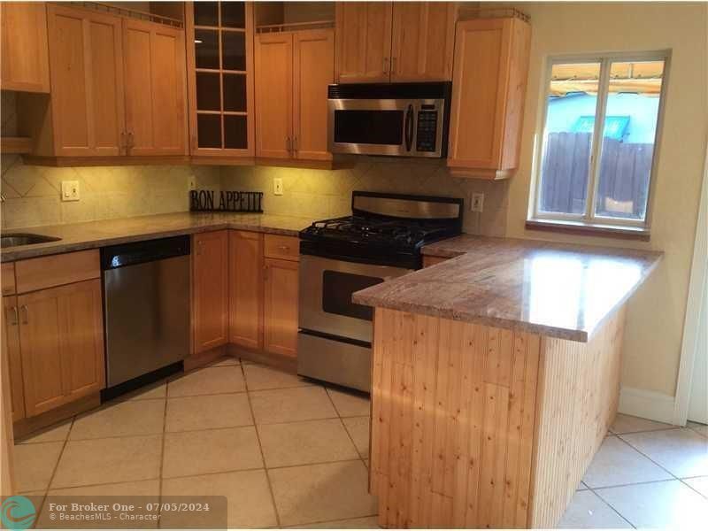 For Rent: $2,900 (2 beds, 2 baths, 1202 Square Feet)