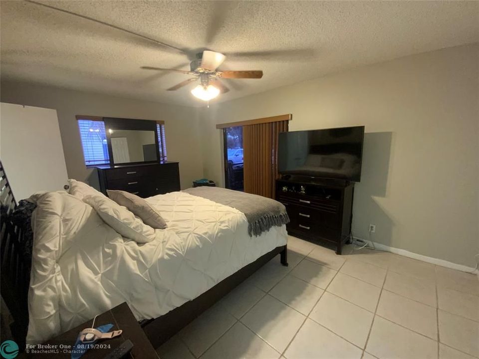 For Sale: $163,199 (1 beds, 1 baths, 740 Square Feet)