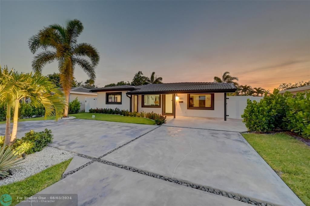 For Sale: $799,000 (3 beds, 3 baths, 1300 Square Feet)