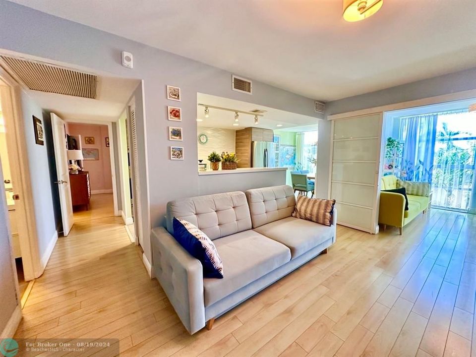 For Sale: $255,000 (1 beds, 1 baths, 1100 Square Feet)