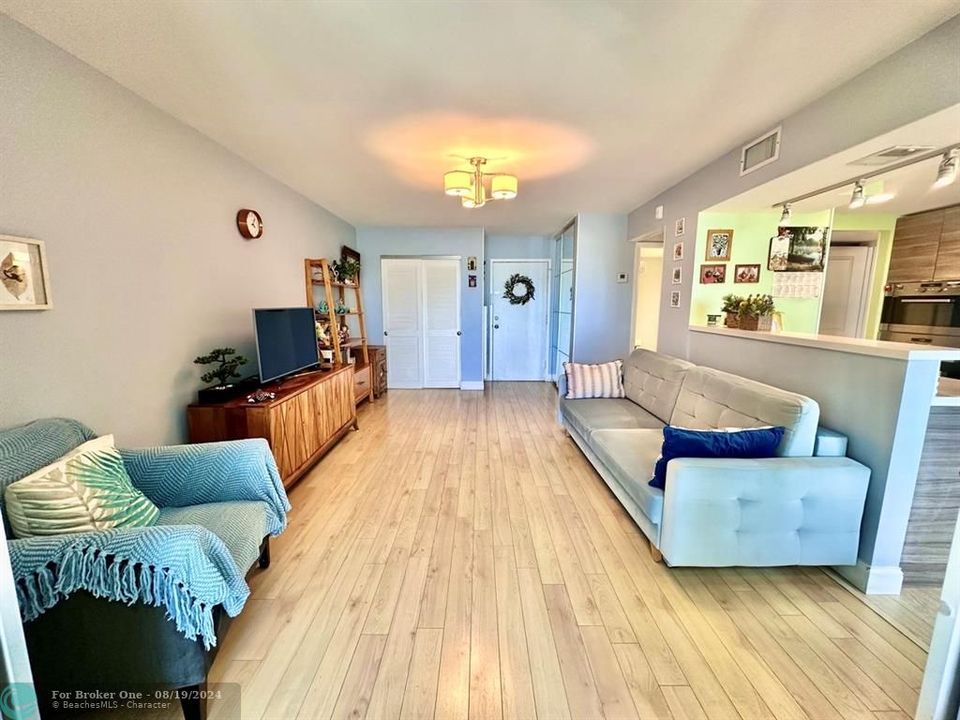 For Sale: $255,000 (1 beds, 1 baths, 1100 Square Feet)