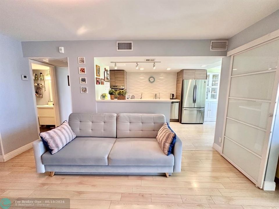 For Sale: $255,000 (1 beds, 1 baths, 1100 Square Feet)