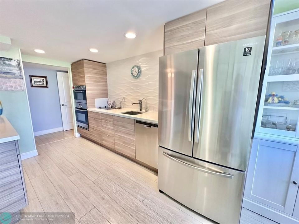 For Sale: $255,000 (1 beds, 1 baths, 1100 Square Feet)