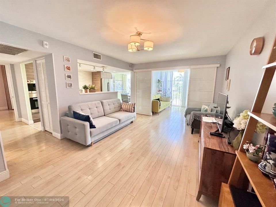 For Sale: $255,000 (1 beds, 1 baths, 1100 Square Feet)