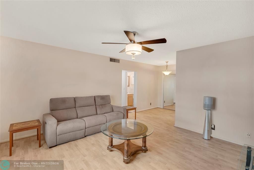 For Sale: $208,900 (2 beds, 1 baths, 950 Square Feet)