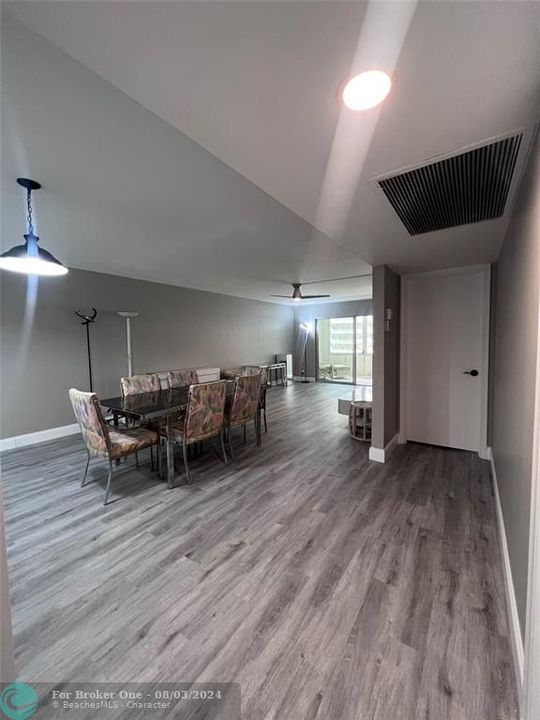 For Sale: $225,000 (2 beds, 2 baths, 1162 Square Feet)