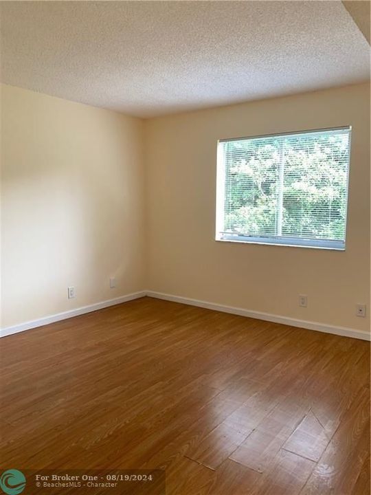 For Rent: $1,900 (2 beds, 1 baths, 880 Square Feet)