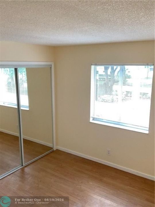 For Rent: $1,900 (2 beds, 1 baths, 880 Square Feet)