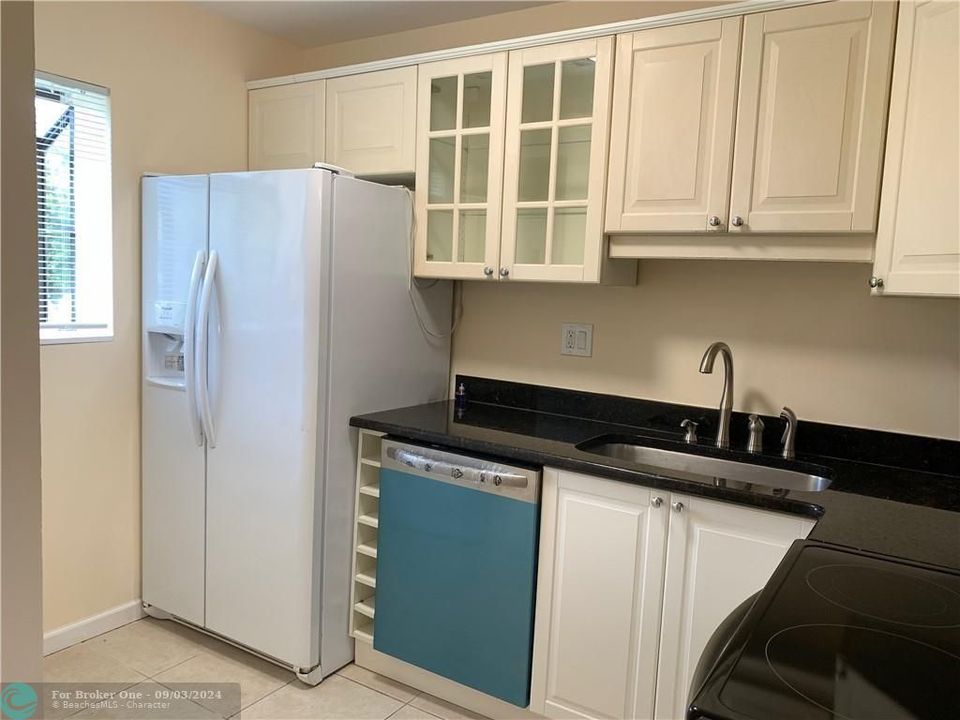 For Rent: $1,900 (2 beds, 1 baths, 880 Square Feet)