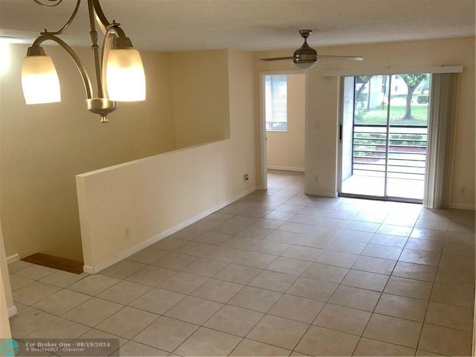 For Rent: $1,900 (2 beds, 1 baths, 880 Square Feet)