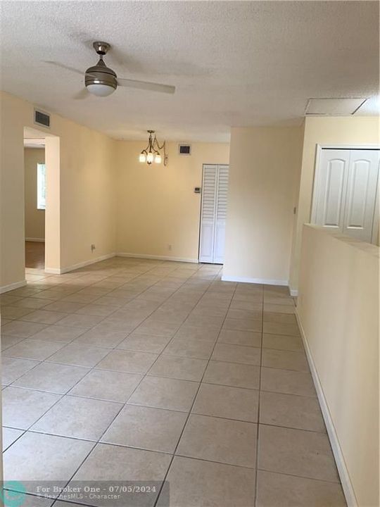 For Rent: $1,900 (2 beds, 1 baths, 880 Square Feet)
