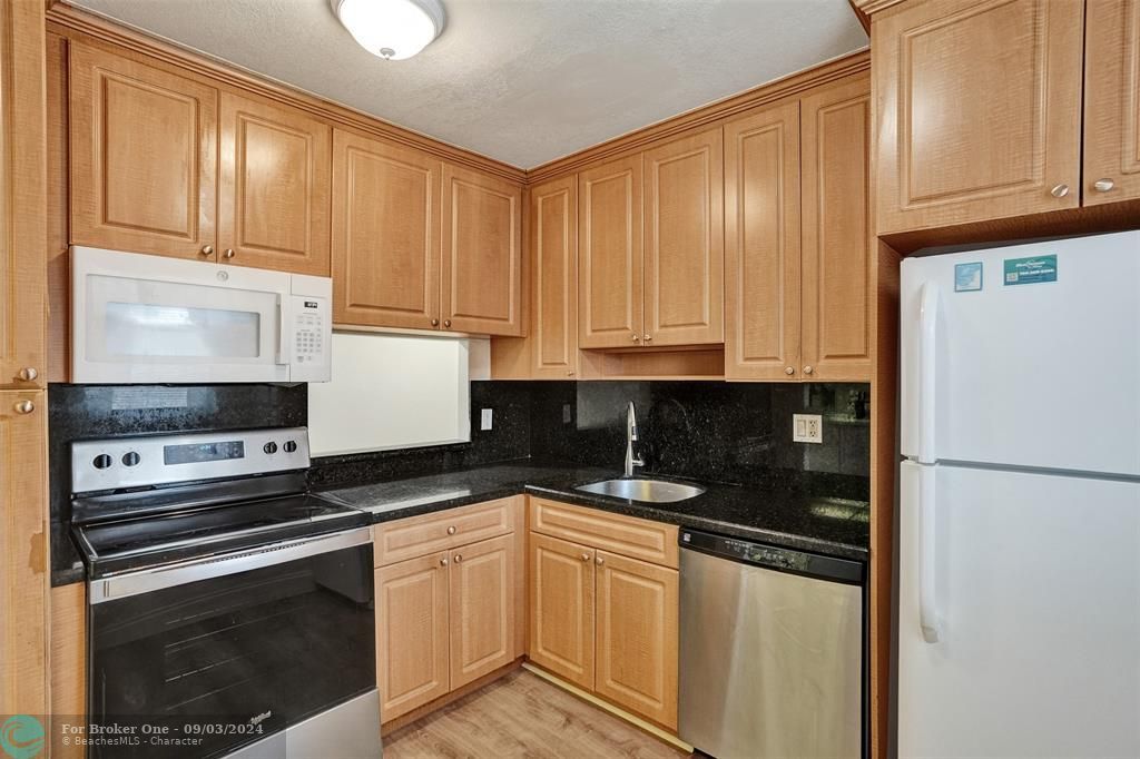 For Sale: $125,000 (2 beds, 2 baths, 958 Square Feet)