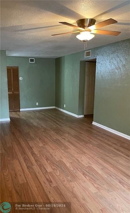 For Rent: $1,850 (2 beds, 1 baths, 830 Square Feet)