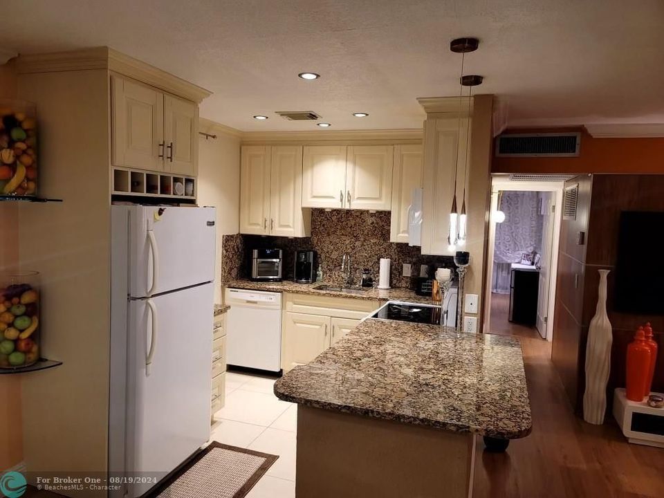 For Sale: $259,900 (2 beds, 2 baths, 883 Square Feet)