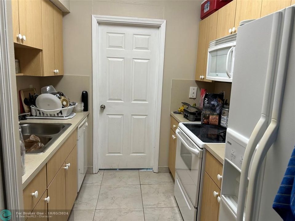 Recently Rented: $2,300 (2 beds, 2 baths, 1061 Square Feet)