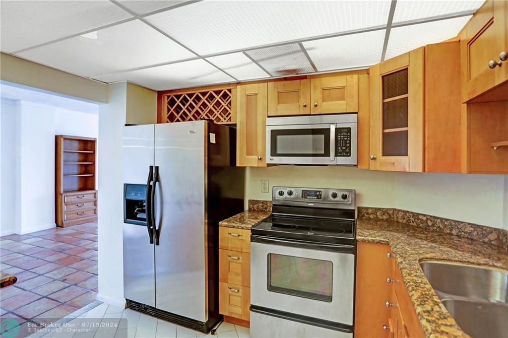 For Sale: $415,000 (2 beds, 2 baths, 1220 Square Feet)