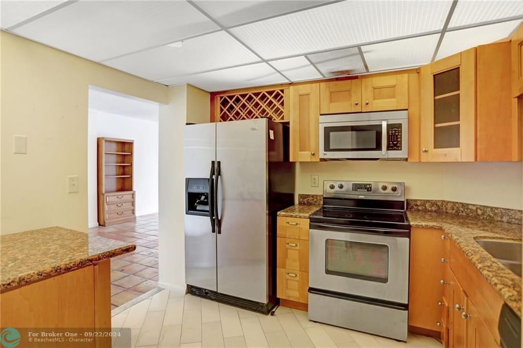 For Sale: $415,000 (2 beds, 2 baths, 1220 Square Feet)