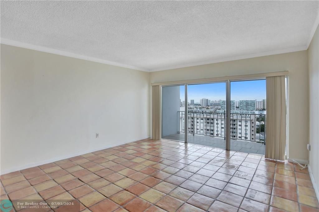 For Sale: $415,000 (2 beds, 2 baths, 1220 Square Feet)