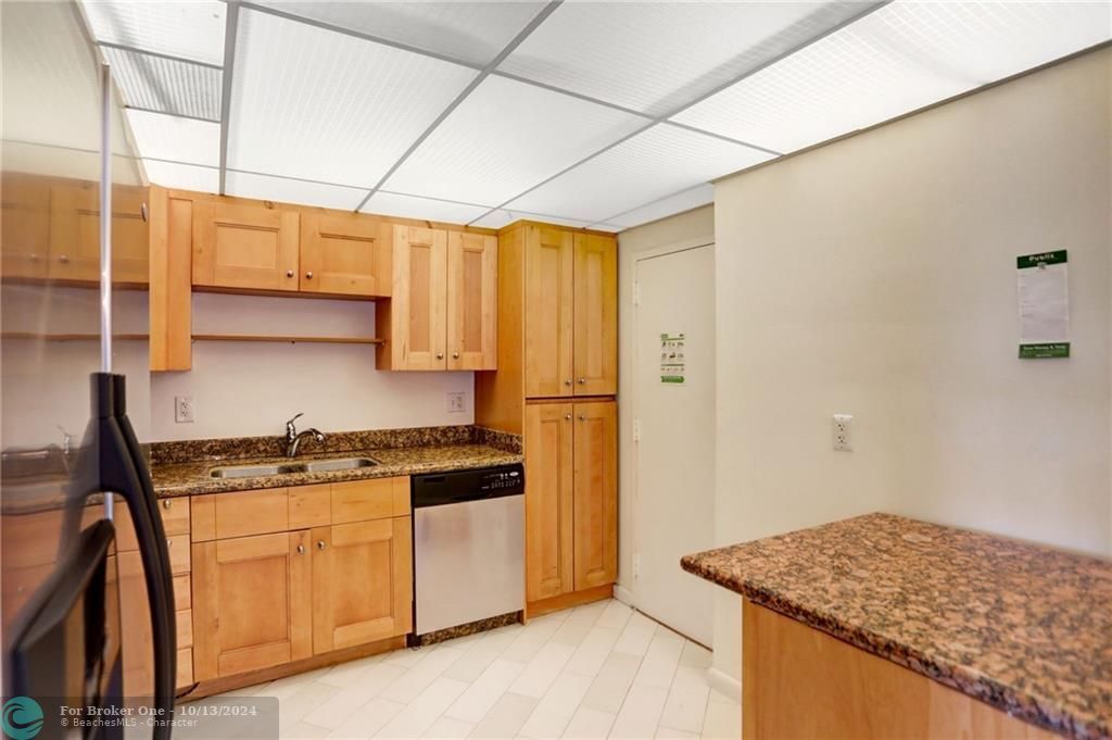 For Sale: $415,000 (2 beds, 2 baths, 1220 Square Feet)