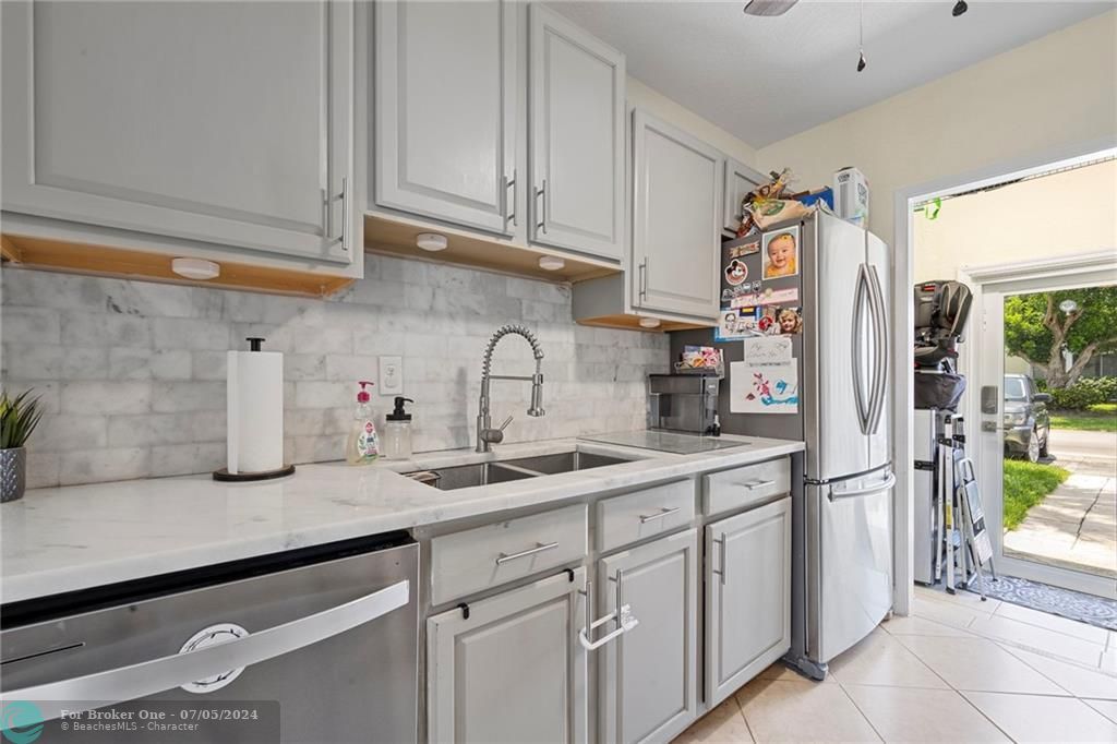 For Rent: $2,750 (2 beds, 2 baths, 890 Square Feet)