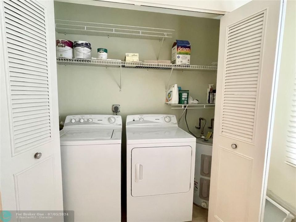 For Sale: $250,000 (2 beds, 2 baths, 1005 Square Feet)