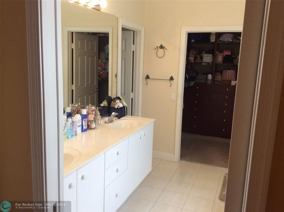 En Venta: $699,000 (4 camas, 2 baños, 2250 Pies cuadrados)