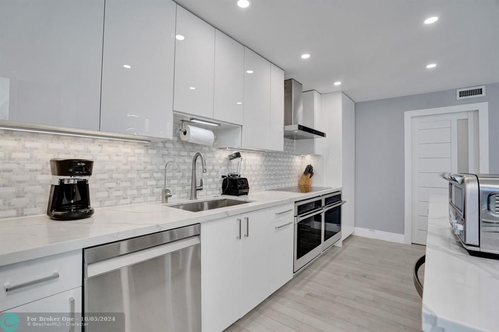 For Sale: $780,000 (1 beds, 2 baths, 1320 Square Feet)