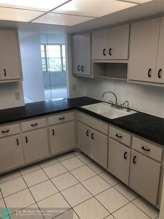 For Rent: $1,800 (1 beds, 2 baths, 861 Square Feet)