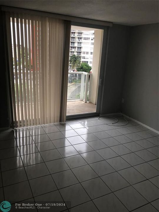 For Rent: $1,800 (1 beds, 2 baths, 861 Square Feet)