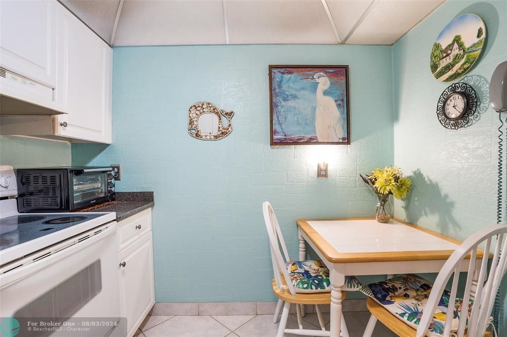 For Sale: $349,000 (1 beds, 1 baths, 672 Square Feet)