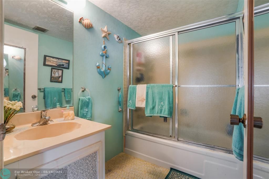 For Sale: $349,000 (1 beds, 1 baths, 672 Square Feet)