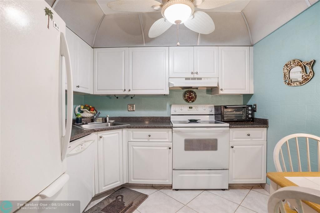 For Sale: $349,000 (1 beds, 1 baths, 672 Square Feet)