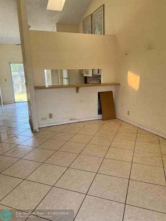 For Sale: $208,000 (2 beds, 1 baths, 816 Square Feet)