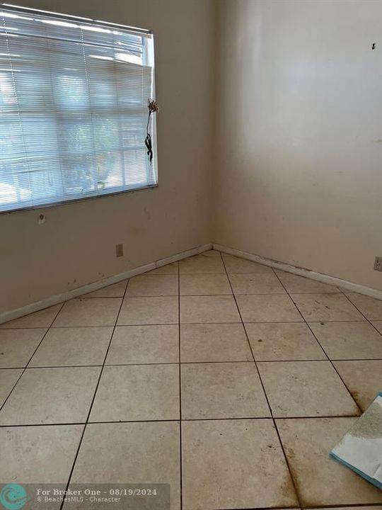 For Sale: $208,000 (2 beds, 1 baths, 816 Square Feet)