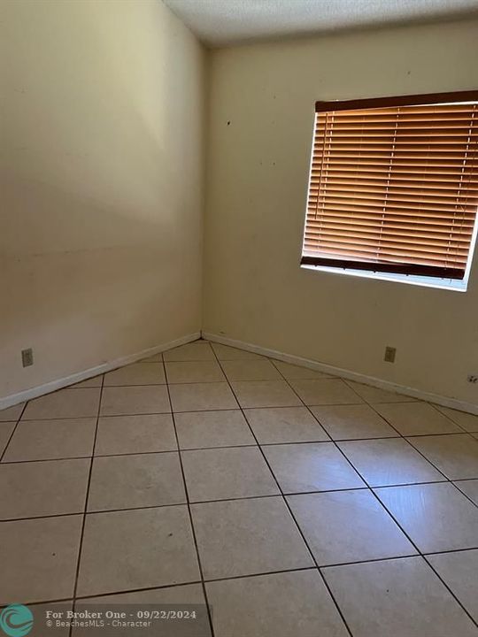 For Sale: $208,000 (2 beds, 1 baths, 816 Square Feet)