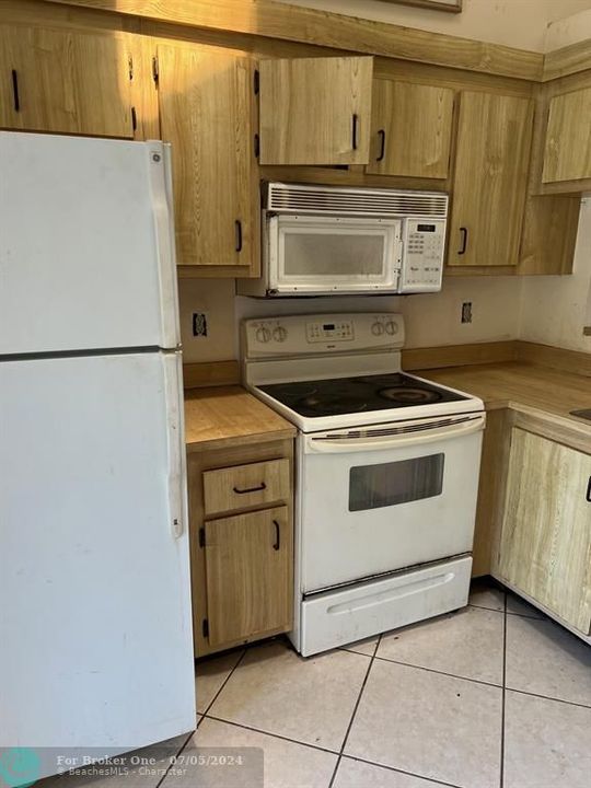 For Sale: $208,000 (2 beds, 1 baths, 816 Square Feet)