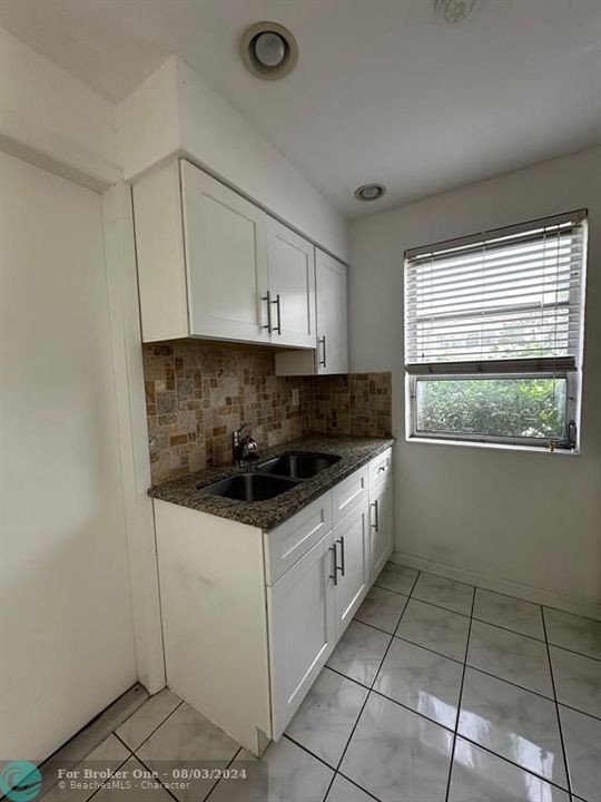 For Rent: $1,875 (1 beds, 1 baths, 723 Square Feet)