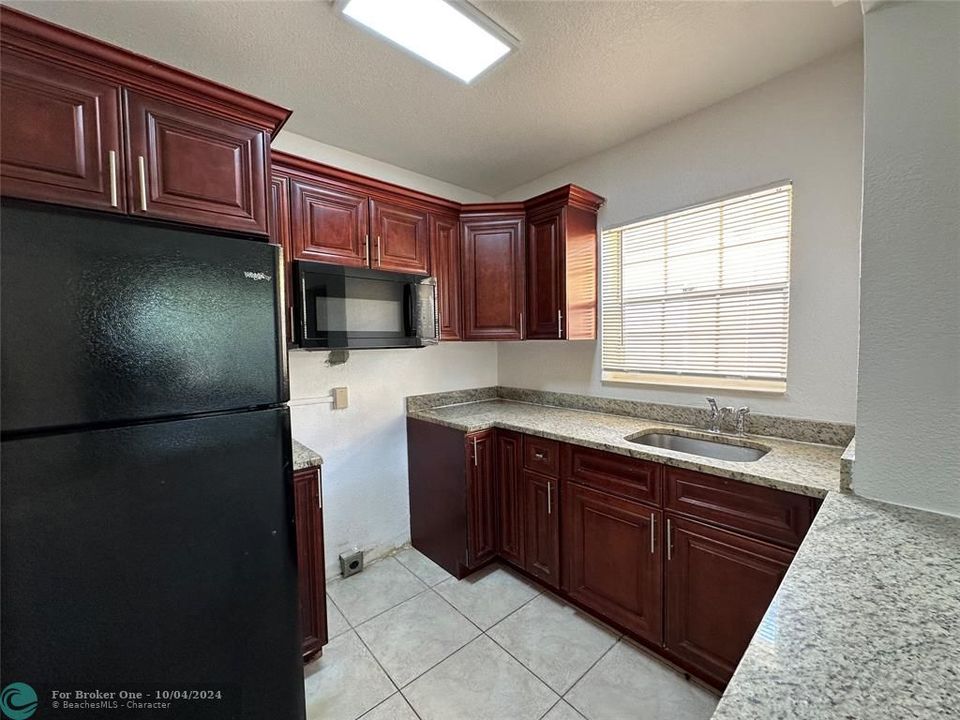 Recently Sold: $1,300 (1 beds, 1 baths, 1830 Square Feet)