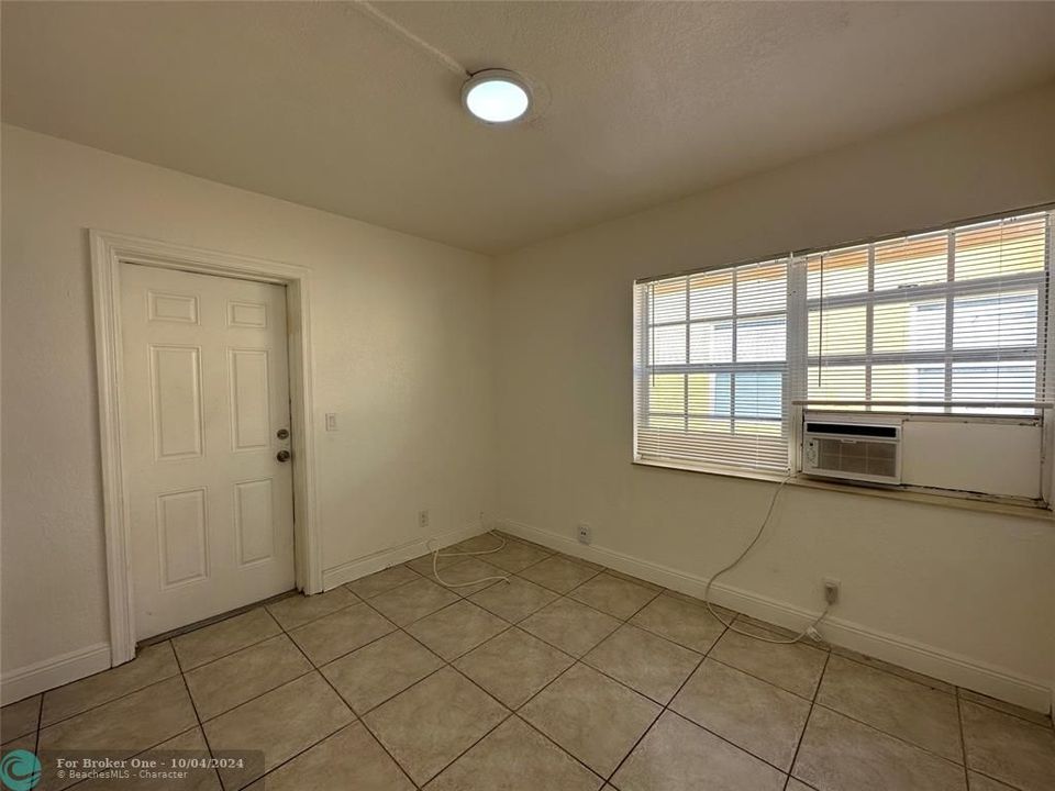 Recently Sold: $1,300 (1 beds, 1 baths, 1830 Square Feet)