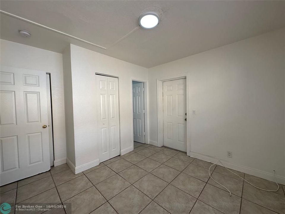 Recently Sold: $1,300 (1 beds, 1 baths, 1830 Square Feet)